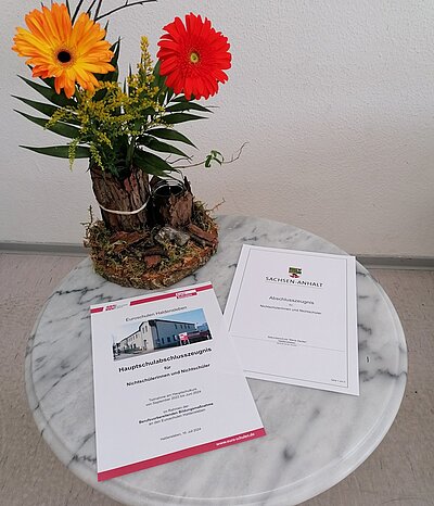 Feierliche Übergabe der Hauptschulzeugnisse Feierliche Übergabe der Hauptschulzeugnisse