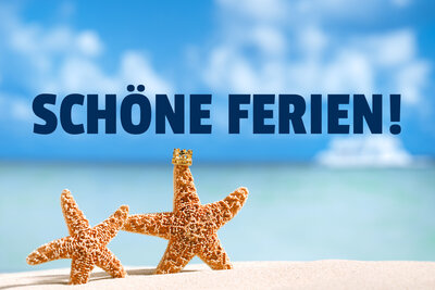 Die Aufschrift "Schöne Ferien!" in dunkelblauen Lettern ist über einem angedeuteten Strand und dem türkisfarbenen Meer zu sehen. Im Vordergrund stecken zwei Seesterne aufrecht im Sand. Im Hintergrund ist unscharf ein weißes Boot vor einem blauen Himmel mit weißen Wolkenfetzen erkennbar.