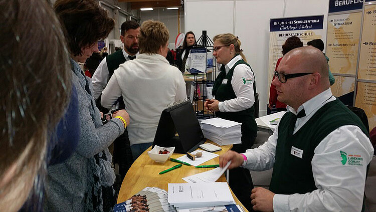 ESF-BAMF-Kursteilnehmerinnen auf Pflegemesse ESF-BAMF-Kursteilnehmerinnen auf Pflegemesse