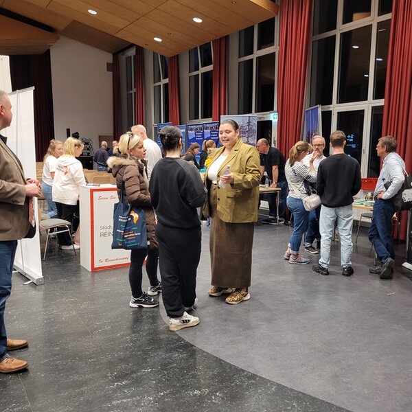 Teilnehmende der Podiumsdiskussion im Gespräch.
