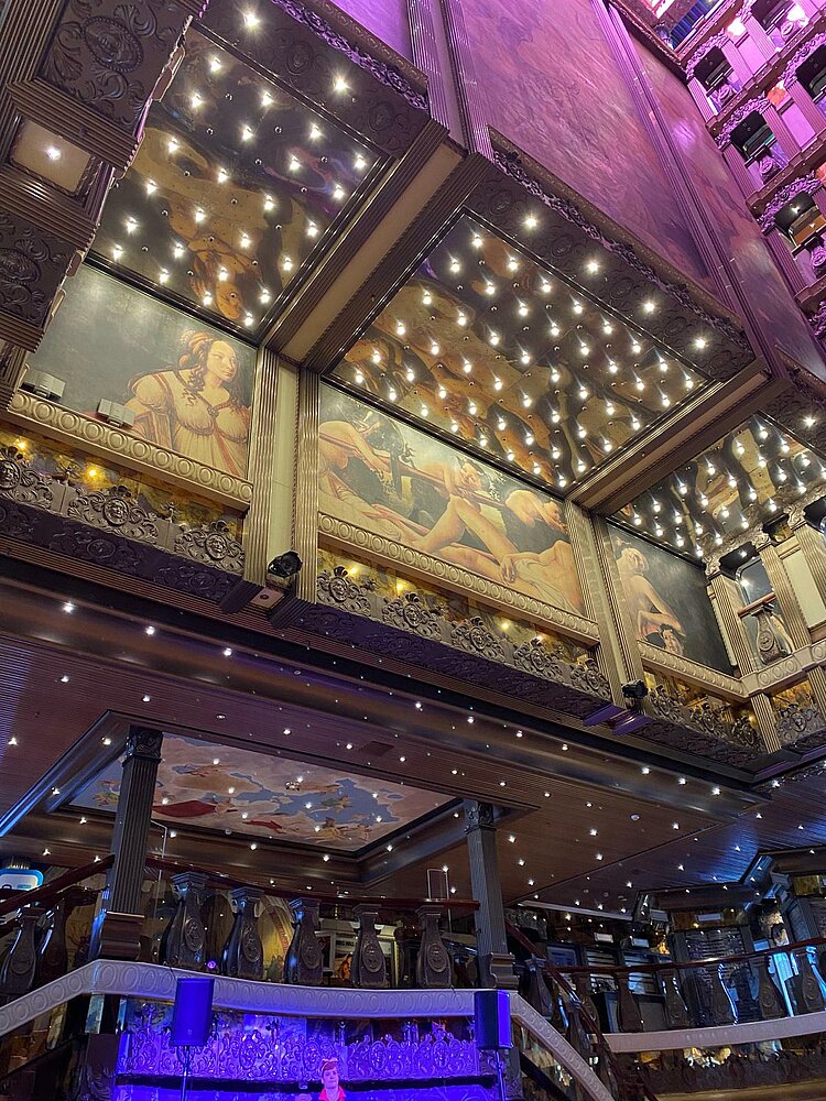 Touristisches Wissen erfahren bei der Schiffsbesichtigung der Carnival Pride