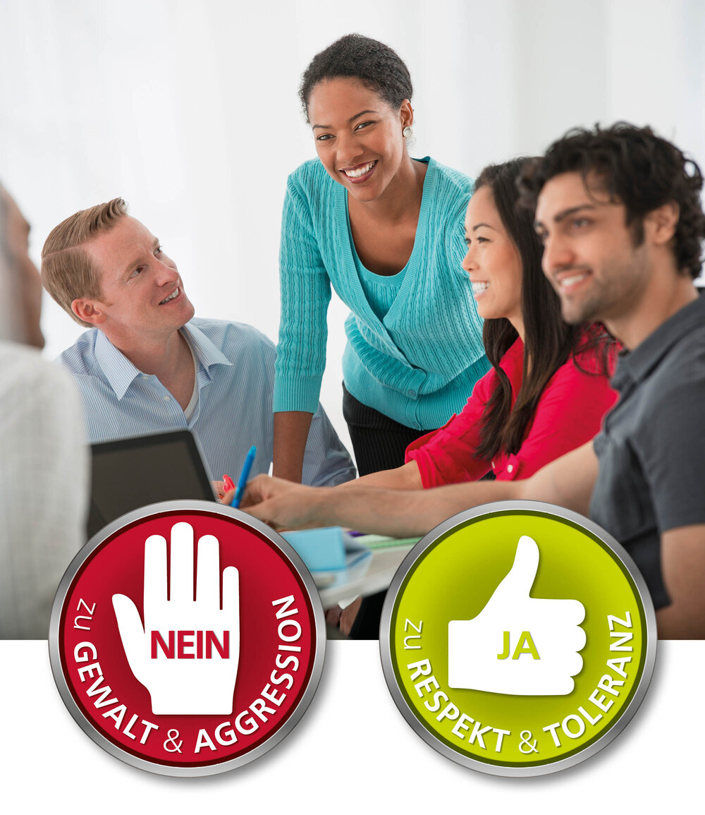 Eine Gruppe von vier lächelnden Personen arbeitet gemeinsam an einem Tisch und diskutiert. Im Vordergrund sind zwei kreisförmige Symbole zu sehen: Ein rotes Symbol mit einer Handfläche und der Aufschrift 'Zu Gewalt & Aggression – NEIN', sowie ein grünes Symbol mit einem Daumen hoch und der Aufschrift 'Zu Respekt & Toleranz – JA'.