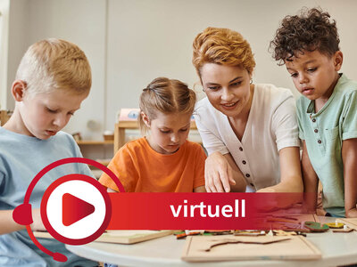 Teilnehmende eines Berufssprachkurses Frühpädagogik C1 arbeiten praxisnah mit Kindern in einer Lernsituation: Eine angehende Erzieherin unterstützt Kinder beim gemeinsamen Lösen eines Holzpuzzles in einem hellen Kita-Raum. Auf dem Bild ist der Schriftzug "virtuell" zu lesen.