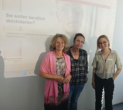Informationen zur Umschulung im Handwerk Zwei Mitarbeiterinnen der Euro-Schulen Hannover und eine Mitarbeiterin der der Agentur für Arbeit posieren gemeinsam für ein Gruppenbild.