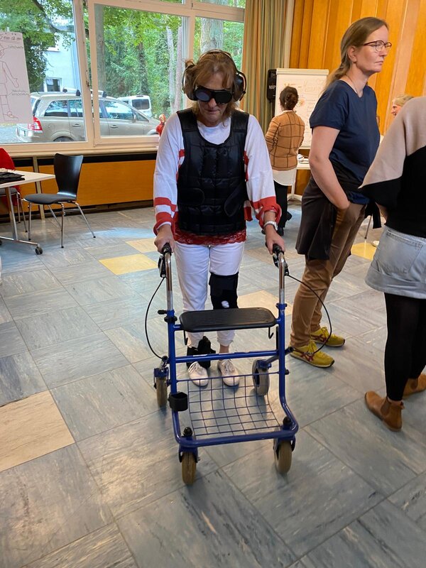 Eine Frau testet verschiedene Alterssimulationen