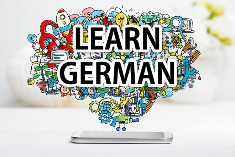 Farbenfrohe Illustration, mit zahlreichen, sehr unterschiedlichen Bilder - von Pflanzen, Eurozeichen, Musiknoten, Puzzleteilen, Lupe, Rakete bis zur Glühbirne. Zentriert steht in großen Buchstaben LEARN GERMAN. 