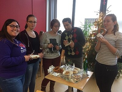 Gemütliche Feier in der Schulcafeteria Gemütliche Feier in der Schulcafeteria