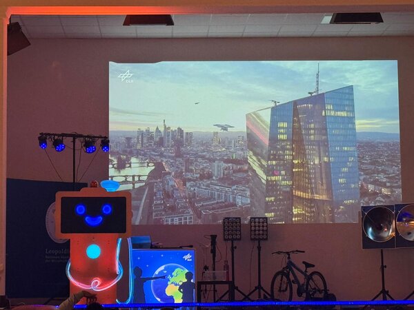 Foto der Bühne bei der DLR-Raumfahrtshow "Eine Zeitreise in die Zukunft"