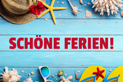 Ein Sonnenhut, Muscheln, ein Seestern, Korallen, eine Sonnenbrille, Flip-Flops liegen auf blauen Holzdielen. In der Mitte steht in roten Lettern "Schöne Ferien!". 