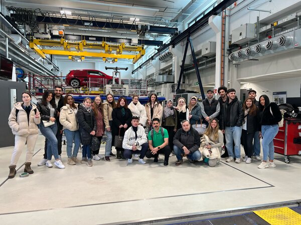 Gruppenfoto der Schülerinnen und Schüler in einer Werkshalle.
