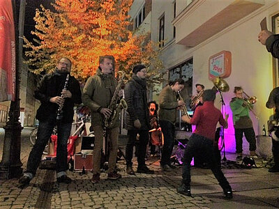 Konzert mit Statement: Straßen. Musik. Freunde. Konzert mit Statement: Straßen. Musik. Freunde.-1