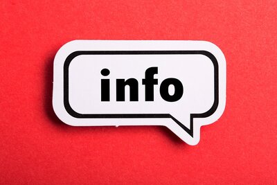 Weiße Sprechblase auf rotem Hintergrund, in der das Wort Info steht.