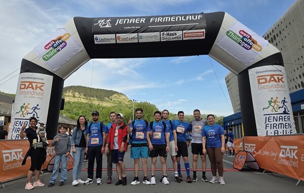 Die Teilnehmenden der Euro Akademie und der Euro-Schulen Jena posieren an der Startlinie des 14. Jenaer Firmenlaufs für ein Gruppenfoto.