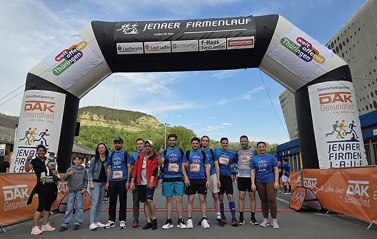 14. Jenaer Firmenlauf – Teamgeist und Begeisterung im Ernst-Abbe-Sportfeld Die Teilnehmenden der Euro Akademie und der Euro-Schulen Jena posieren an der Startlinie des 14. Jenaer Firmenlaufs für ein Gruppenfoto.