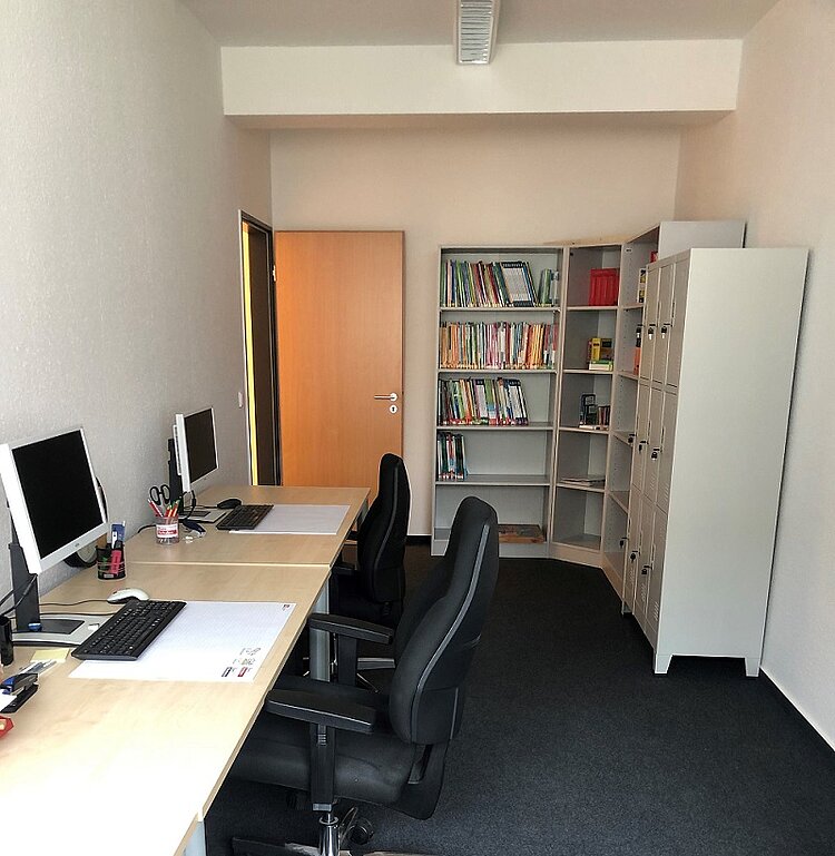 Staff only! Neuer Raum für unsere Lehrer*innen Staff only! Neuer Raum für unsere Lehrer*innen