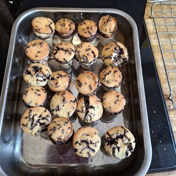 Selbst gebackene Marmor-Muffins auf Backblech