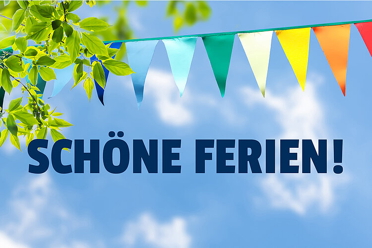 Die Aufschrift "Schöne Ferien!" in dunkelblauen Lettern vor einem blauen Himmel mit wenigen weißen Wolkenfetzen. Seitlich ragt ein Ast mit grünen Blättern herein, an dem eine Girlande mit bunten Wimpeln befestigt ist.