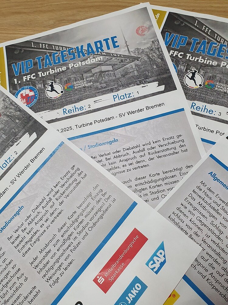 Stadionerlebnis der Extraklasse bei Turbine Potsdam Auf einem Tisch liegen übereinander gefächert vier VIP Tageskarten des 1. FFC Turbine Potsdam, für das Spiel gegen SV Werder Bremen. Auf der Karte ist ein Schwarz-Weiß-Bild des Stadions abgedruckt, darunter ist der Spieltag angegeben und die Stadionregeln sind vermerkt.