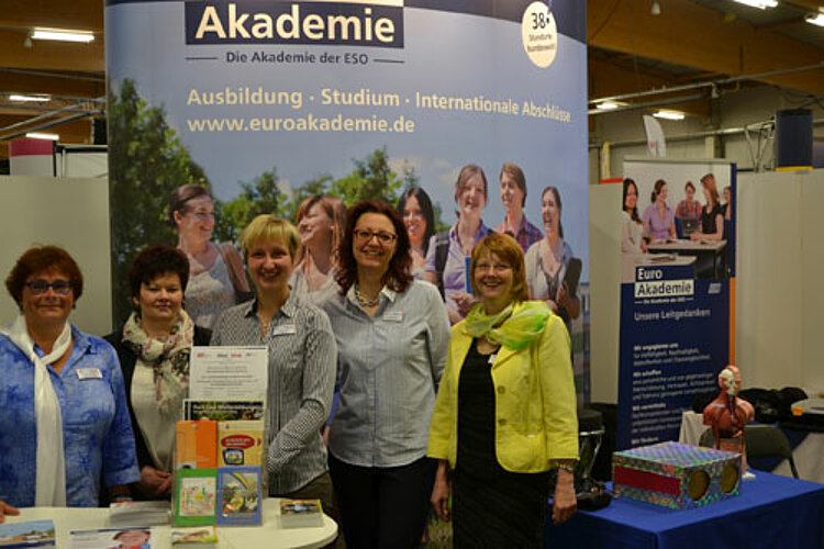 Blutdruck messen, Babys wickeln und flotte Flitzer testen