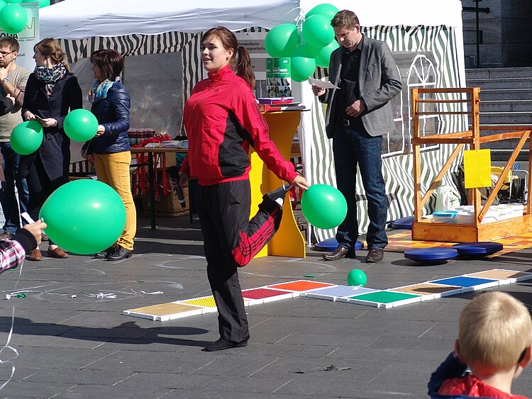 Physiotherapie zum Mitmachen beim 10. Deutschen Reha-Tag in Halle (Saale) Physiotherapie zum Mitmachen beim 10. Deutschen Reha-Tag in Halle (Saale)