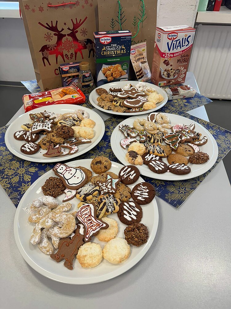 Festliche Weihnachtszeit bei den Euro-Schulen Ostwestfalen Teller mit verschiedenen Sorten von Plätzchen.