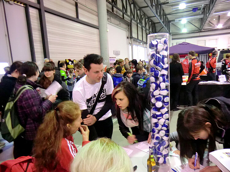 Verkäufer-Azubis besuchten die Messe aktiv+vital Verkäufer-Azubis besuchten die Messe aktiv+vital