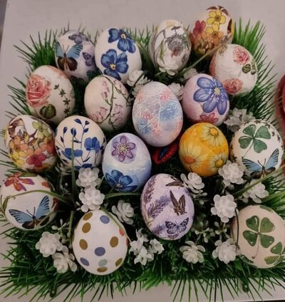 Viele bunt bemalte Ostereier.