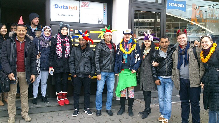 Altweiber - Jecken erobern das Rathaus in Düsseldorf!