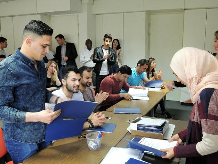 Abschied: Die ersten KompAS-Absolventen verlassen die Euro-Schulen Düsseldorf Abschied: Die ersten KompAS-Absolventen verlassen die Euro-Schulen Düsseldorf