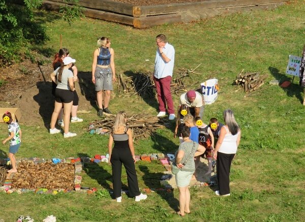 Sinnespfad aus der Vogelperspektive, mit Kindern, Auszubildenden und Lehrkräften drumherum.