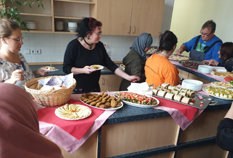 Teilnehmerinnen begeistern mit interkulturellem Snack-Buffet Teilnehmerinnen begeistern mit interkulturellem Snack-Buffet