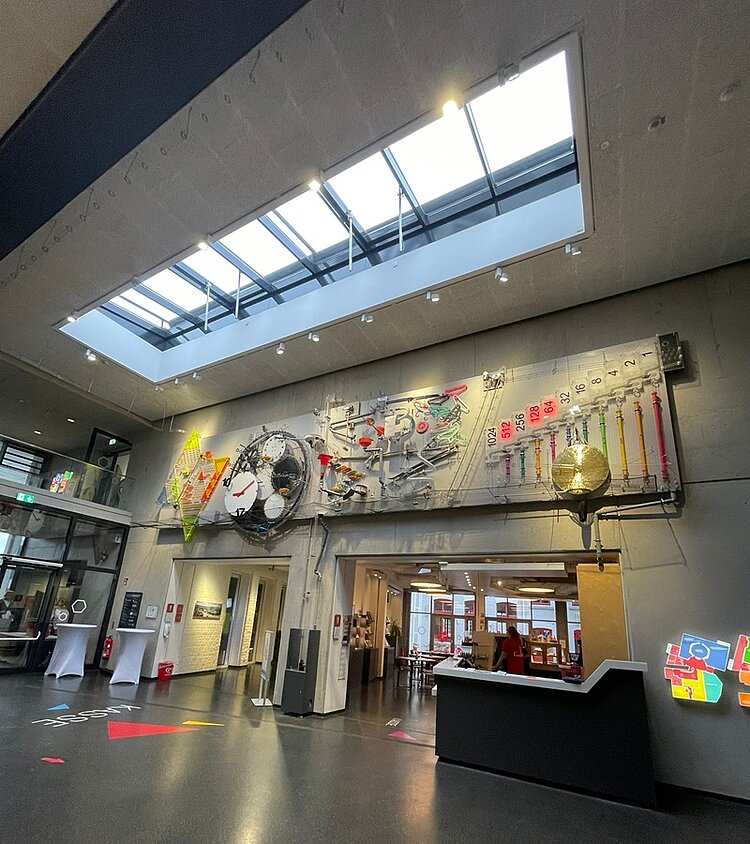 Erfolgreiches Bildungs-Speed-Dating Blick in die Halle im Eingangsbereich bei der Kasse der Phänomenta und eine hängende Installation.
