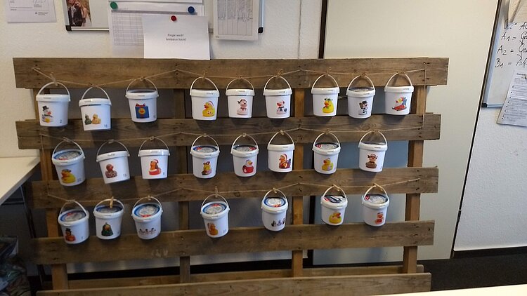 Ein Upcycling-Adventskalender für das Kollegium Ein Upcycling-Adventskalender für das Kollegium