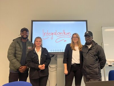 Die Mitarbeiterinnen der Euro-Schulen posieren mit dem Kameramann und dem Regisseur des Erklärvideos für ein Gruppenfoto.