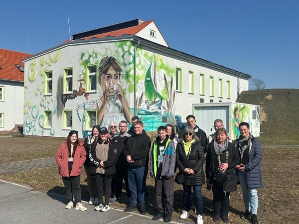 Die Auszubildendn posieren vor dem Gebäude der Wasserwerken Hoyerswerda für ein Gruppenfoto.