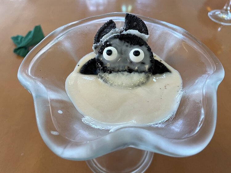 BRAFO-Projekt im Oktober – Herbst trifft Halloween! Ein gläserner Eisbecher in dem eine Kugel Vanilleeis ist, die mit einem Oreo-Keks, der zu einer Fledermaus gestaltet wurde, dekoriert ist.