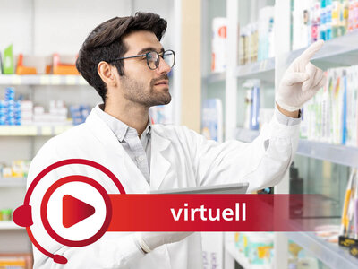 Eine Person in weißem Laborkittel und mit Schutzhandschuhen steht vor einem Apothekenregal und greift nach einer Verpackung. In einer Hand hält die Person ein Tablet. Im Vordergrund befindet sich ein rotes Symbol mit Kopfhörer und Play-Taste sowie der Schriftzug „virtuell“. Im Hintergrund sind Regale mit Arzneimittelverpackungen zu sehen.