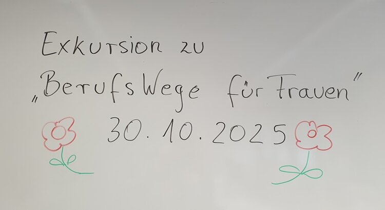 Handschriftliche Notiz auf weißem Hintergrund mit dem Text 'Exkursion zu "BerufsWege für Frauen" 30.10.2025'. Links und rechts neben dem Datum sind jeweils einfache, rot und grün gezeichnete Blumen mit fünf Blütenblättern und zwei Blättern am Stiel zu sehen.
