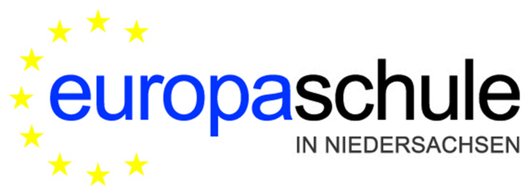 Europaschule bis mindestens 2030 Das Europaschulen Logo: Der gelbe Kreis der EU-Mitglieder als Sterne schwingt sich um in blau geschriebenes Wort Europa, dahinter in Schwarz das Wort Schule.