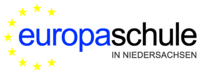 Europaschule bis mindestens 2030 Das Europaschulen Logo: Der gelbe Kreis der EU-Mitglieder als Sterne schwingt sich um in blau geschriebenes Wort Europa, dahinter in Schwarz das Wort Schule.
