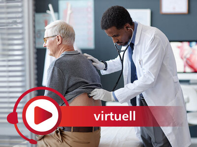 Ein Arzt in weißem Kittel hört mit einem Stethoskop den Rücken eines Mannes ab, der auf einer Liege sitzt. Im Vordergrund befindet sich ein rotes Symbol mit Kopfhörer und Play-Taste sowie der Schriftzug „virtuell“.