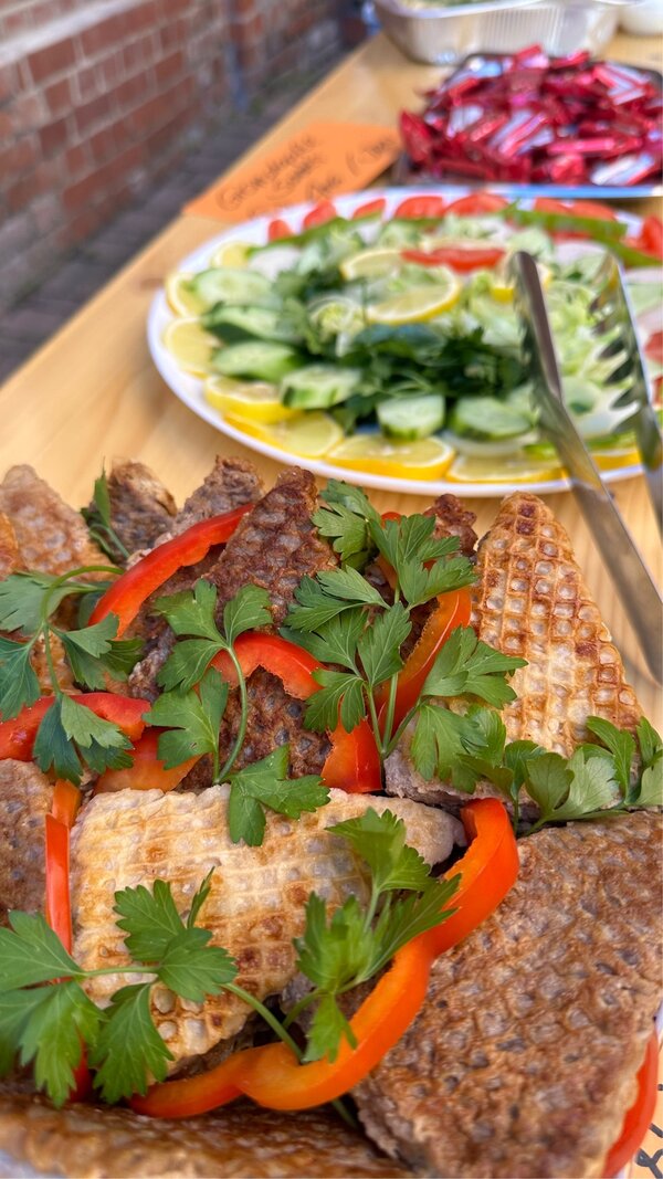 Appetitlich angerichtetes Gemüse auf Tellern