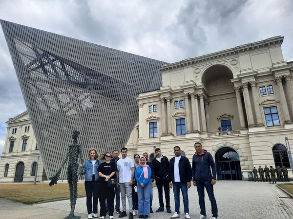 Gruppenfoto vor dem Militärhistorischen Museum der Bundeswehr in Dresden.