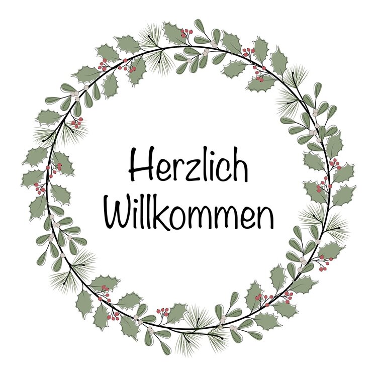 Ein kreisförmiger, handgezeichneter Kranz aus grünen Tannenzweigen, Holunderbeeren und Kiefernzapfen mit der Inschrift ‚Herzlich Willkommen‘ in der Mitte.
