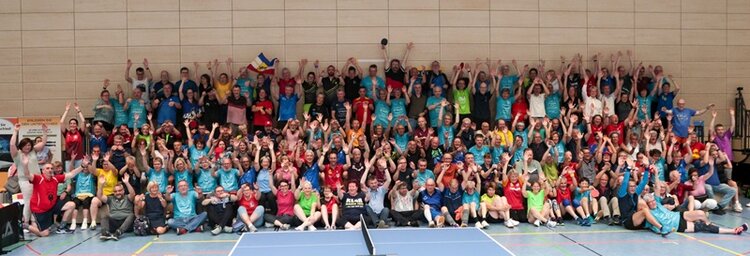 Großes Gruppenfoto mit über 100 Teilnehmenden der PingPongParkinson German Open.