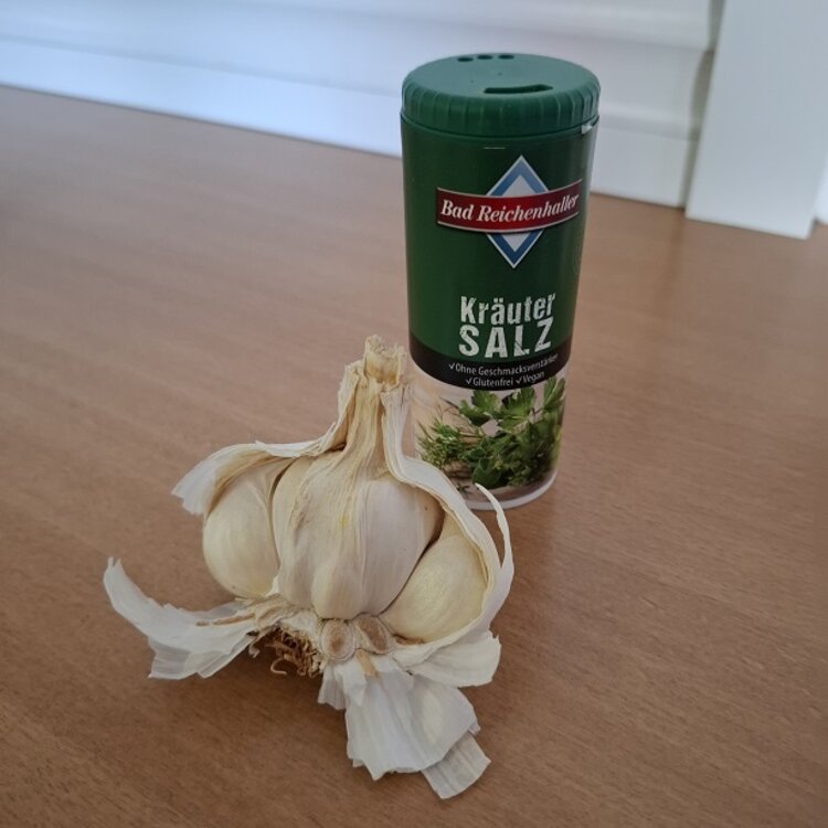 Knoblauchzehe und ein Salzstreuer