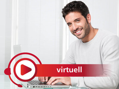 Ein Mann mit einem weißen Pullover sitzt an einem Laptop und lächelt. Er scheint konzentriert oder zufrieden zu sein. Im Vordergrund ist ein rotes Symbol mit einem Play-Button und dem Wort 'virtuell' zu sehen, was auf eine virtuelle Umgebung oder ein virtuelles Treffen hinweisen könnte. Der Hintergrund ist hell und hat große Fenster, die Tageslicht hereinlassen.