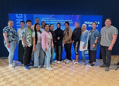 Neue Wege, neue Chancen – 26 Mentees starten in ihre berufliche Zukunft Die teilnehmenden männlichen und weiblichen Auszubildenden am Arbeitsmarktmentoren Sachen-Programm posieren gemeinsam und gut gelaunt für ein Erinnerungsfoto.