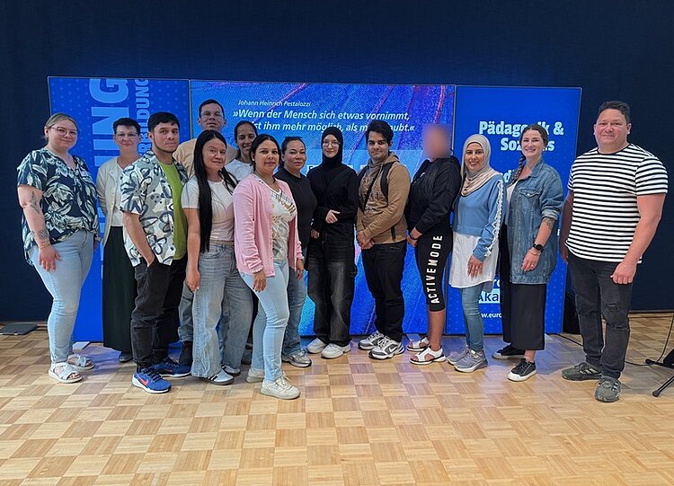 Neue Wege, neue Chancen – 26 Mentees starten in ihre berufliche Zukunft Die teilnehmenden männlichen und weiblichen Auszubildenden am Arbeitsmarktmentoren Sachen-Programm posieren gemeinsam und gut gelaunt für ein Erinnerungsfoto.