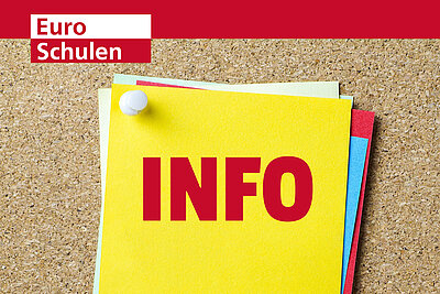 Deutschsprachkurse für Auszubildende im Friseurhandwerk (Azubi-BSK) Ein gelbe Notizzettel, der an einem Board mit einer Reiszwecke befestigt ist. Auf diesem steht in roter Schrift "Info" drauf.